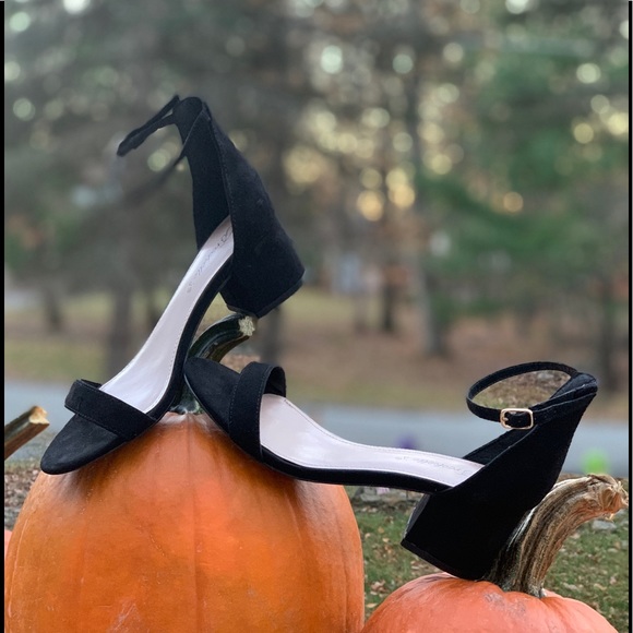 Breckelles Shoes - Breckelle’s 6.5 sandals like new!